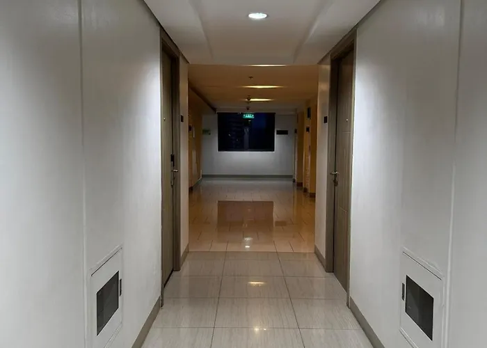Cozy Poolview Nest, Moa, Netflix, Manila