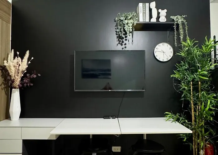 Cozy Poolview Nest, Moa, Netflix,